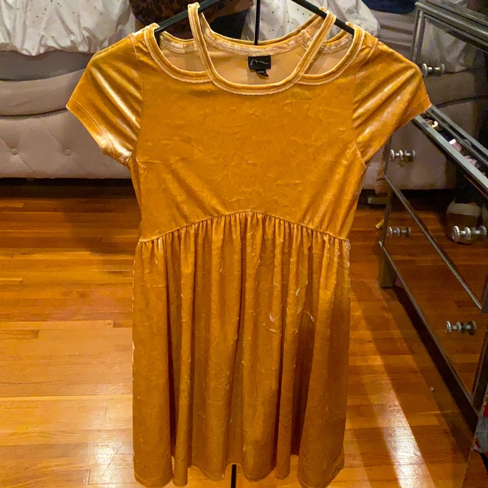 Gold velvet dress size 7/8 Excellent condition.